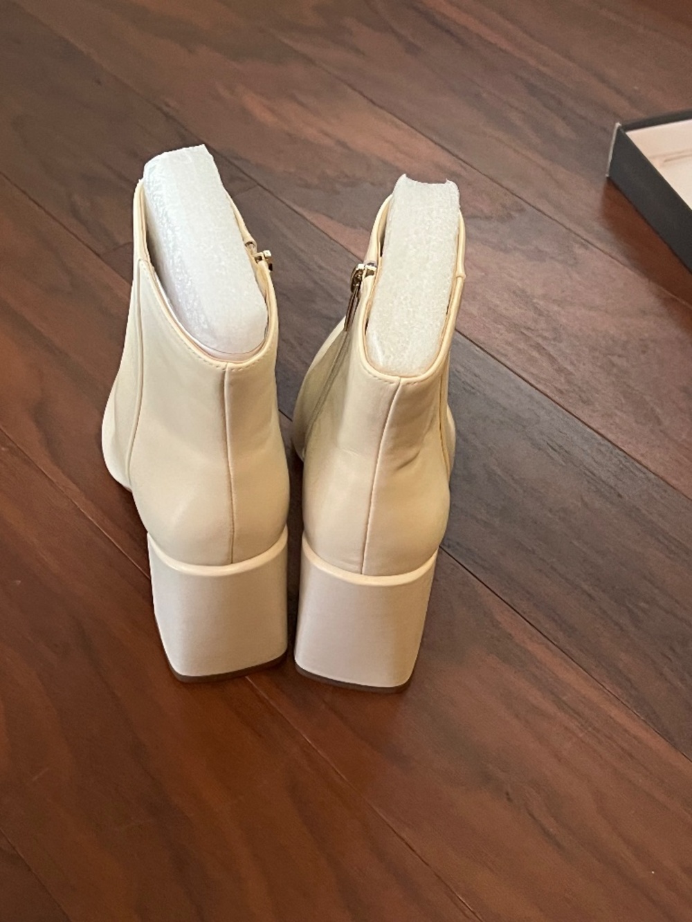 Vince Camuto cream leather ankle boots (SIZE 8) - Picture 6 of 8